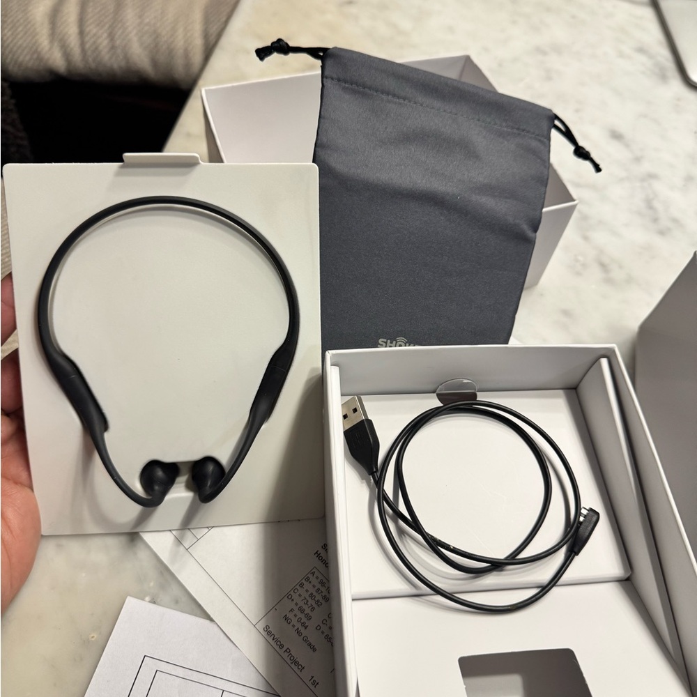 OpenRun SE Bone Conduction Sport Headphones - Black - Picture 4 of 4